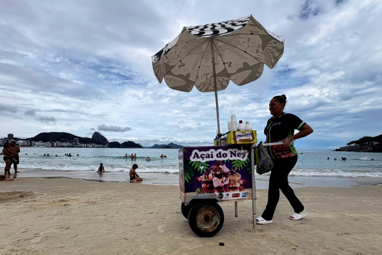 Une vendeuse de jus d'açaï, sur la plage de Copacabana, à Rio de Janeiro, le 24 janvier 2026