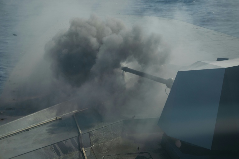Le canon de 76 mm en action sur la frégate polyvalente de la Marine française 