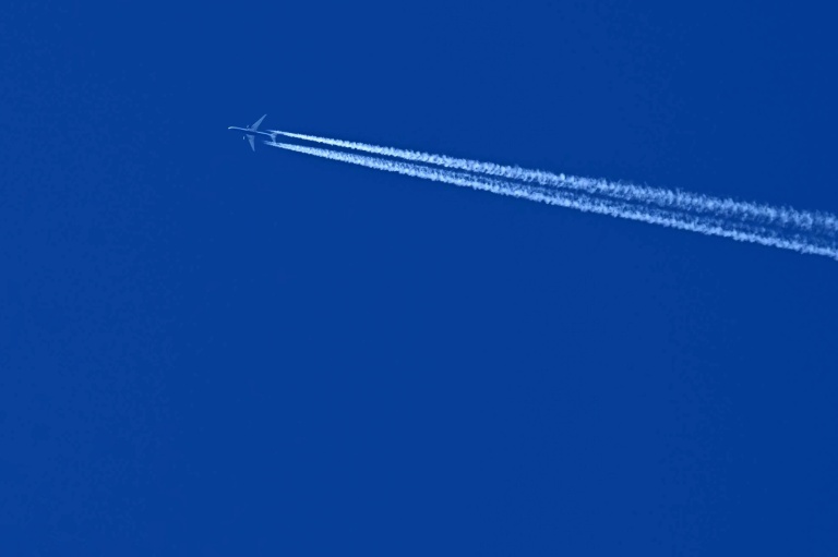 Contre les traînées de condensation qui strient le ciel de blanc et qui réchauffent l'atmosphère, l'aviation peut mieux faire