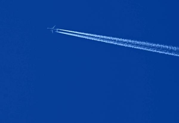 Contre les traînées de condensation qui strient le ciel de blanc et qui réchauffent l'atmosphère, l'aviation peut mieux faire
