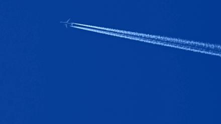 Contre les traînées de condensation qui strient le ciel de blanc et qui réchauffent l'atmosphère, l'aviation peut mieux faire