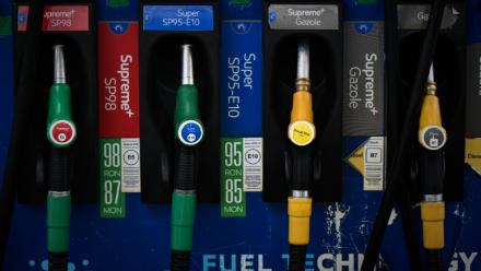 Une station-service près de Bordeaux, le 10 mars 2026