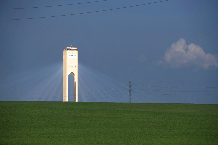 Une tour solaire à la centrale solaire  Atlantica Yield à Sanlúcar la Mayor, en Espagne, le 27 février 2026
