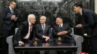 Photo prise le 26 avril 2026 et diffusée par l'agence de presse nord-coréenne KCNA montrant le dirigeant nord-coréen Kim Jong Un (2e d) en compagnie du président de la Douma russe, Viatcheslav Volodine (c), et du ministre russe de la Défense, Andreï Belooussov (2e g) à Pyongyang
