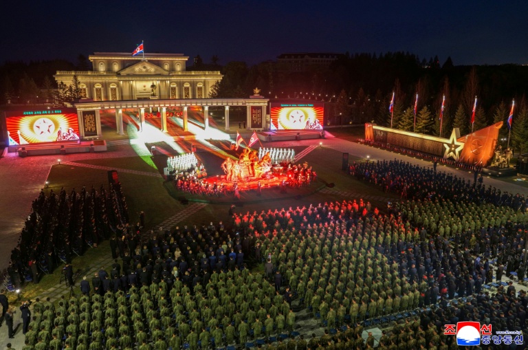 Photo prise le 26 avril 2026 et diffusée par l'agence de presse officielle nord-coréenne KCNA via KNS, le 27 avril 2026, montrant un concert commémoratif en hommage aux soldats tombés au combat, au Musée mémorial des exploits militaires des opérations extérieures à Pyongyang