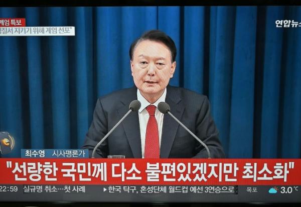 Dans une allocution télévisée à la nation, le président sud-coréen Yoon Suk Yeol impose la loi martiale, le 3 décembre 2024