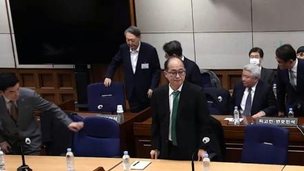 Cette capture d'écran tirée d'une vidéo distribuée par le tribunal central de Séoul et diffusée par l'agence Yonhap montre l'ancien président sud-coréen Yoon Suk Yeol (2e rangée, à gauche) assistant à un procès pour insurrection au tribunal central de Séoul, le 19 février 2026