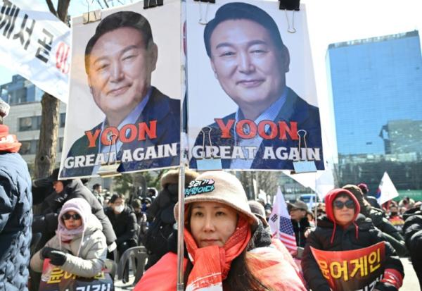 Une partisante de l'ancien président sud-coréen destitué Yoon Suk Yeol devant le tribunal du district central de Séoul, à Séoul, le 19 février 2026