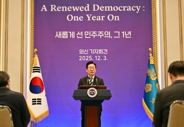 Le président sud-coréen Lee Jae Myung tient une conférence de presse dans le palais présidentiel à Séoul, le 3 décembre 2025