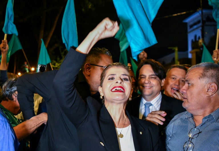La candidate à la présidence Laura Fernandez, favorite pour remporter les élections du 1er février au Costa Rica, avec des sympathisants le 11 janvier 2026