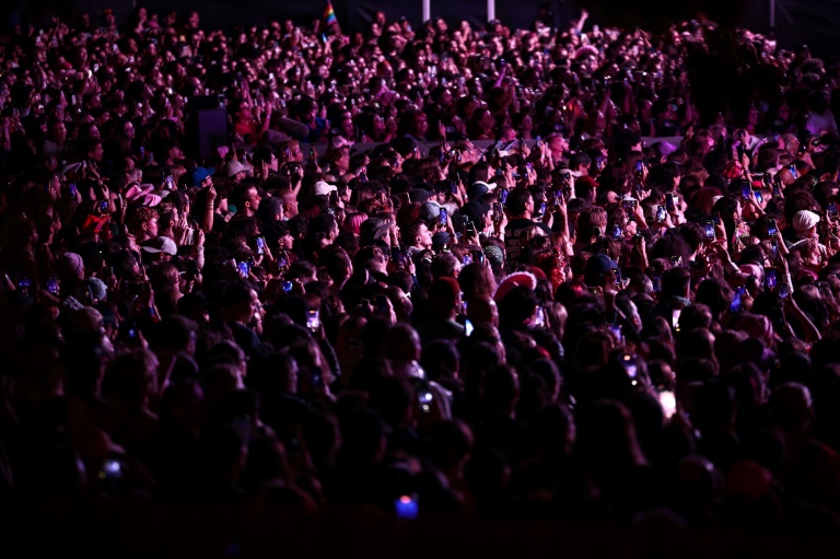Des fans de la chanteuse américaine Chappell Roan assistent à son concert au festival Rock en Seine, le 20 août 2025 à Saint-Cloud, près de Paris