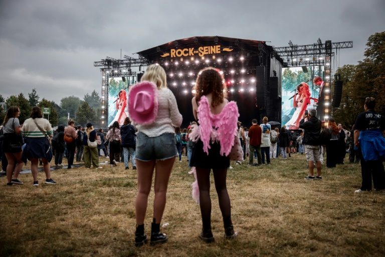Des fans de la chanteuse américaine Chappell Roan au festival Rock en Seine, le 20 août 2025 à Saint-Cloud, près de Paris