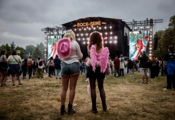 Des fans de la chanteuse américaine Chappell Roan au festival Rock en Seine, le 20 août 2025 à Saint-Cloud, près de Paris