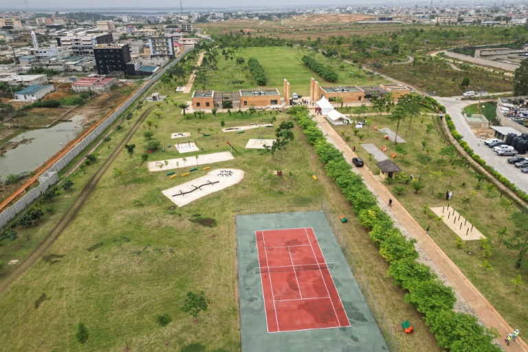 Vue aérienne, le 1er août 2025, de l'ancienne décharge d'Akouédo, à Abidjan, transformée en parc urbain