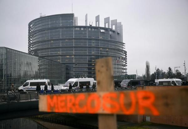 Le mot "Mercosur" écrit sur une croix en bois lors de manifestations d'agriculteurs devant le Parlement européen à Strasbourg, le 20 janvier 2026