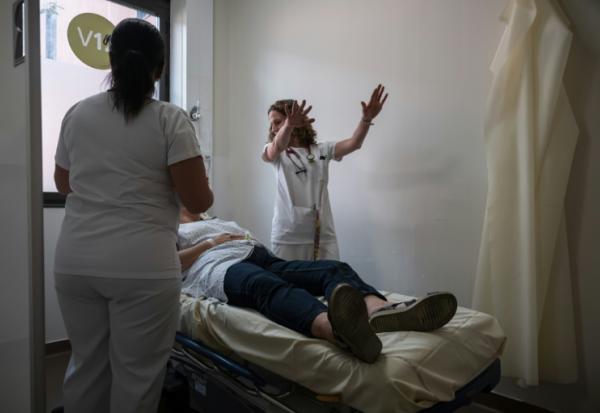 Une patiente souffrant de la canicule est examinée à l'hôpital Purpan de Toulouse le 23 juin 2026