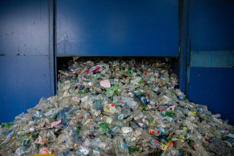 Des bouteilles en plastique dans une usine de recyclage à Corfou, en Grèce, le 15 octobre 2025