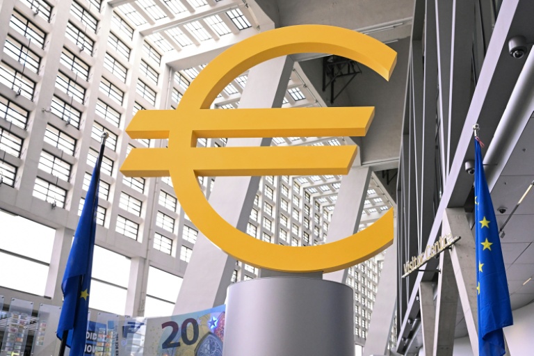 Le logo de l'Euro au siège de la BCE, le 11 juin 2026 à Francfort, en Allemagne