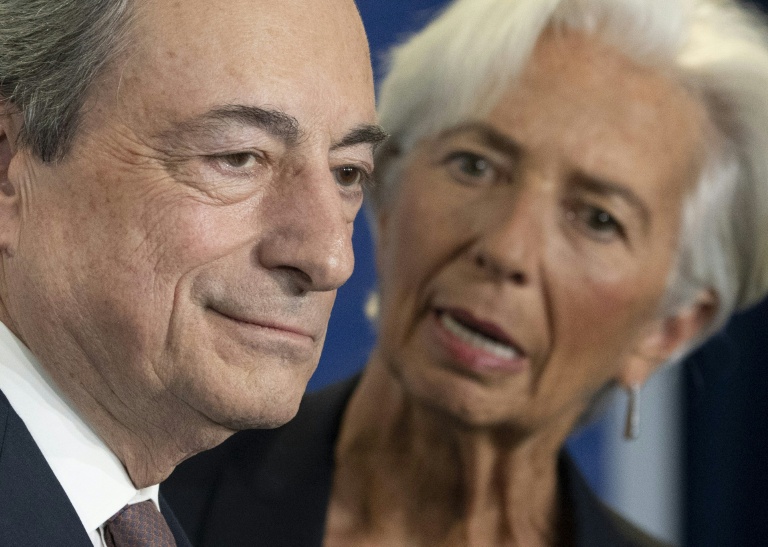 Mario Draghi (g), président sortant de la BCE, et Christine Lagarde qui lui succède, le 28 octobre 2019 à Francfort, en Allemagne