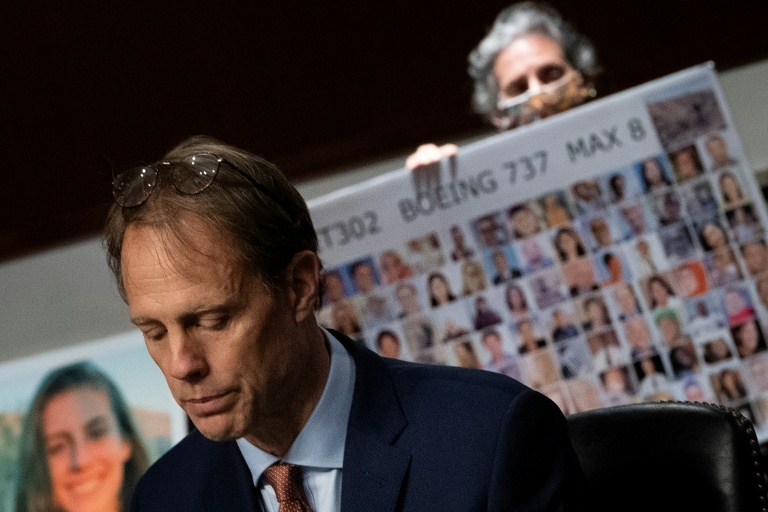 Michael Stumo, père de Samya Stumo, décédée dans le crash du Boeing 737 Max 8 du vol ET302 d'Ethiopian Airlines, et son épouse Nadia Milleron, lors d'une audition de la commission du commerce, des sciences et des transports du Sénat, au Capitole, le 17 juin 2020 à Washington