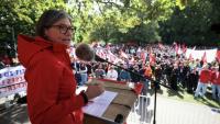 Christiane Benner, présidente de IG Metall, devant les manifestants opposés aux suppresions d'emploi dans le secteur automobile allemand, Hanovre, le 21 septembre 2026