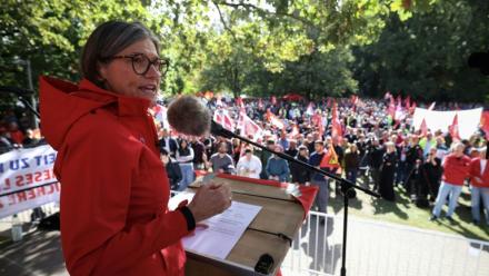 Christiane Benner, présidente de IG Metall, devant les manifestants opposés aux suppresions d'emploi dans le secteur automobile allemand, Hanovre, le 21 septembre 2026