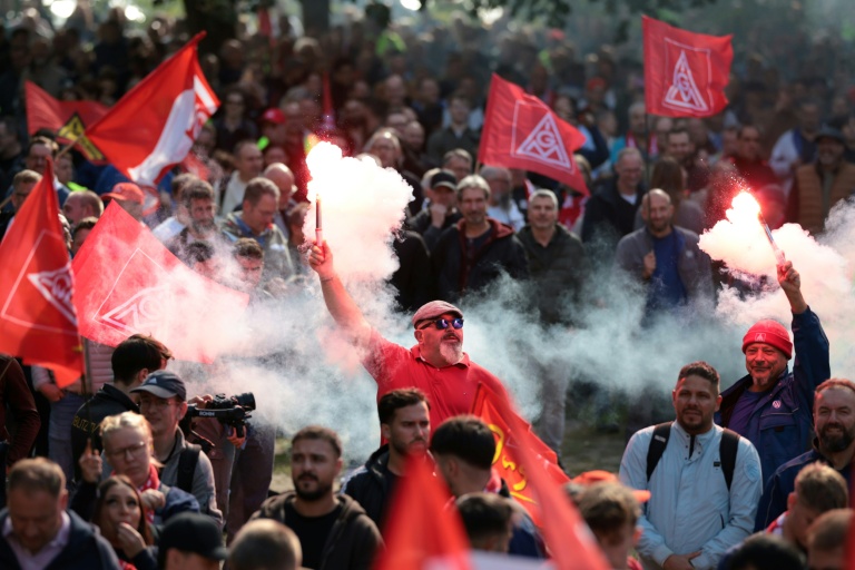 Des manifestants devant une usine de Volkswagen, Hanovre, le 21 septembre 2026
