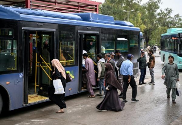 Des passagers montent à bord d'un bus gouvernemental à un arrêt de bus à Islamabad, le 3 avril 2026