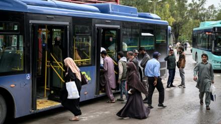 Des passagers montent à bord d'un bus gouvernemental à un arrêt de bus à Islamabad, le 3 avril 2026