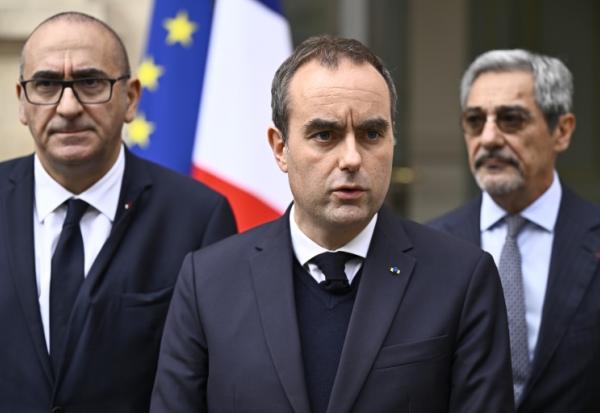 Le Premier ministre Sébastien Lecornu, au centre, s'exprime à l'issue d'une cellule interministérielle de crise, le 19 octobre 2026 à Paris