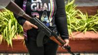 Une membre de la Milice nationale bolivarienne tient un fusil lors d'un entraînement militaire à La Guaira, au Venezuela, le 8 octobre 2025
