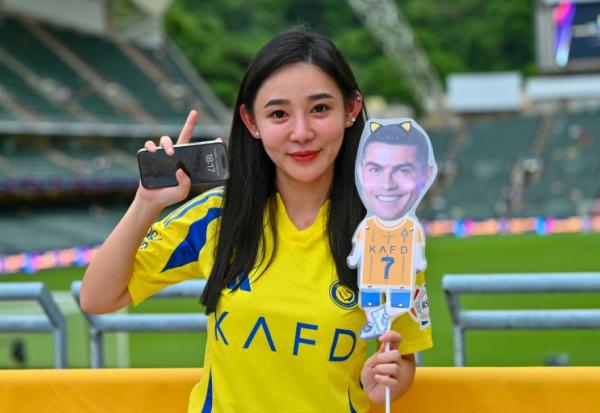 Cristiano Ronaldo montre une marionnette à l'effigie de son idole au stade de Hong Kong le 19 août 2025