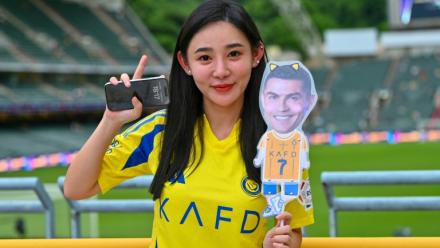 Cristiano Ronaldo montre une marionnette à l'effigie de son idole au stade de Hong Kong le 19 août 2025