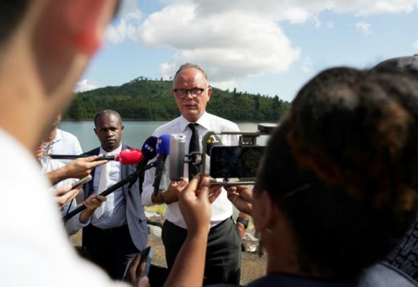 Edouard Philippe (C) s'exprime devant la presse près d'un réservoir d'eau à Tsingoni, à Mayotte, le 22 août 2026