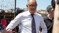 Edouard Philippe lors d'une visite d'un camp de réfugiés à Mamoudzou, à Mayotte, le 21 août 2026