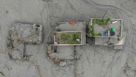 Vue aérienne de maisons recouvertes de boue après la crue destructrice qui a fait plus de 600 morts à la frontière entre le Népal et la Chine, le 29 août 2026 à Devighat, dans le district népalais de Nuwakot