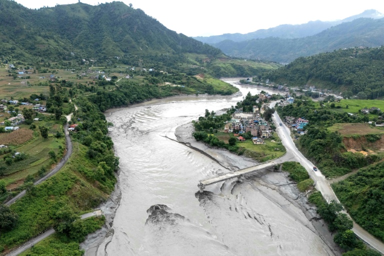 Un pont en partie détruit au-dessus de la rivière Trishuli après la crue destructrice dans l'Himalaya, le 30 août 2026 dans le district népalais de Dhading