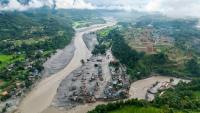 Des maisons submergées par la boue à la suite d'inondations soudaines à Devighat, dans la commune de Bidur, au confluent des rivières Trishuli et Tadi, dans le district de Nuwakot au Népal, le 27 août 2026