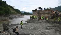 Des membres de l’armée népalaise se préparent à construire un pont au-dessus de la rivière Trishuli à Devighat, dans le district de Nuwakot au Népal, le 3 septembre 2026