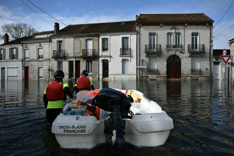 Des membres de la brigade nautique de la Croix-Rouge venus soutenir les sinistrés à leur domicile à Saintes, le 23 février 2026