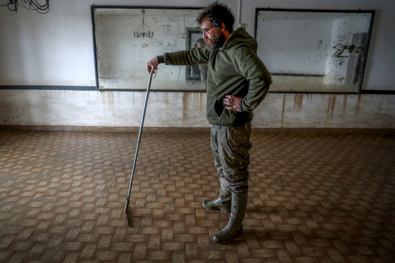 Un habitant nettoie sa maison après les inondations à La Réole, près de Bordeaux, le 23 février 2026