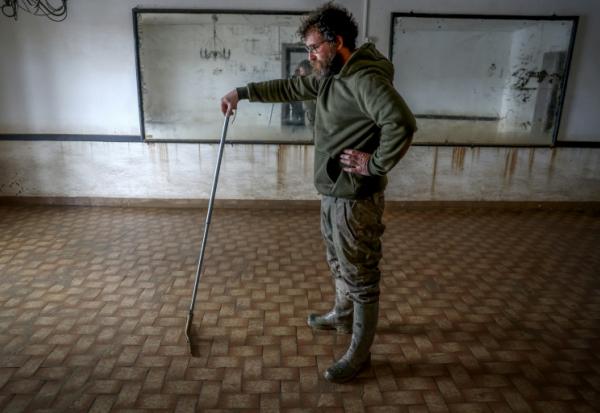 Un habitant nettoie sa maison après les inondations à La Réole, près de Bordeaux, le 23 février 2026