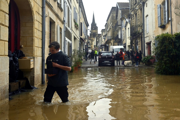 Un habitant marche dans une rue inondée par la Garonne à Cadillac-sur-Garonne, dans le sud-ouest de la France, le 16 février 2026