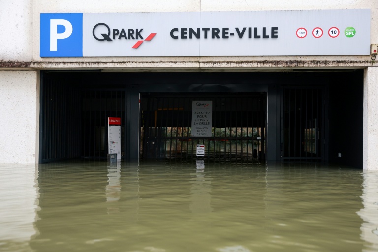 Un parking inondé à Saintes, le 18 février 2026