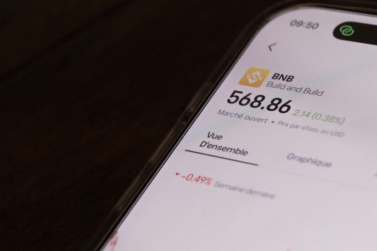 Image d'illustration d'un smartphone affichant un cours de la cryptomonnaie BNB, en juillet 2026