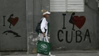 Une femme marche dans une rue de La Havane, le 18 juin 2026
