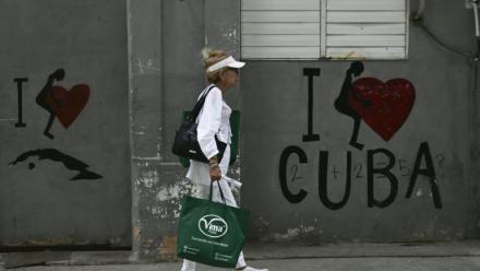 Une femme marche dans une rue de La Havane, le 18 juin 2026