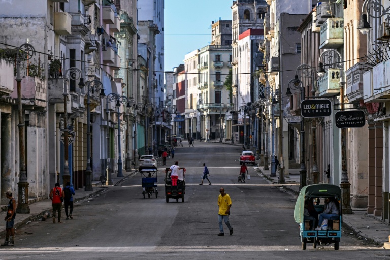 Dans une rue sans courant de La Havane, à Cuba, le 22 mars 2026