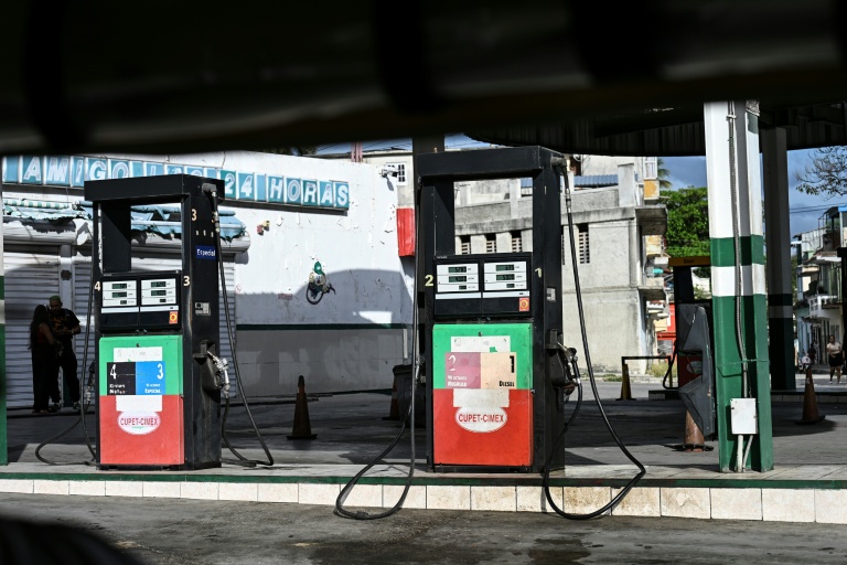 Une station-service reste fermée faute de carburant à La Havane, Cuba, le 24 mars 2026.