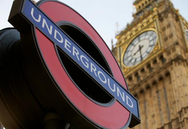 deux jeunes hackers, à l'origine d'une cyberattaque contre les transports londoniens, condamnés jeudi à de la prison ferme au Royaume-Uni pour l'une des plus vastes fuites de données du pays